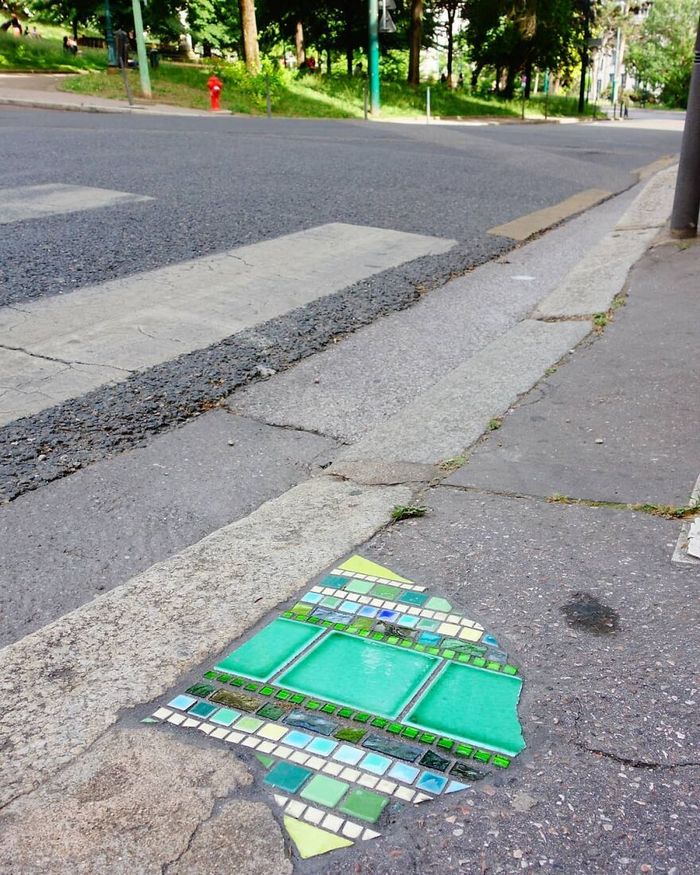 Artista conserta calçadas, buracos e edifícios rachados usando mosaicos vibrantes (30 fotos) 19