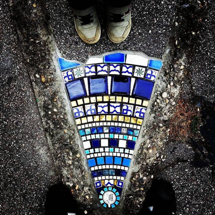 Artista conserta calçadas, buracos e edifícios rachados usando mosaicos vibrantes (30 fotos) 19