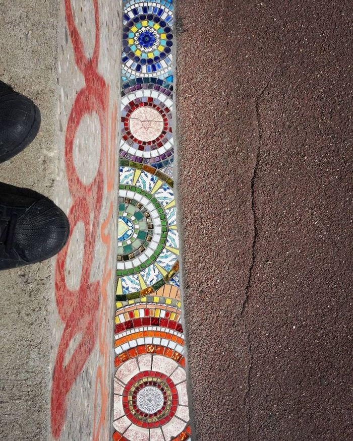 Artista conserta calçadas, buracos e edifícios rachados usando mosaicos vibrantes (30 fotos) 21