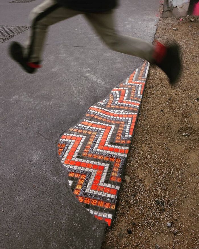 Artista conserta calçadas, buracos e edifícios rachados usando mosaicos vibrantes (30 fotos) 22