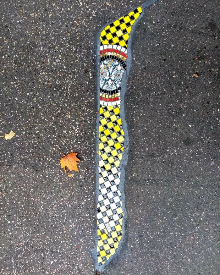 Artista conserta calçadas, buracos e edifícios rachados usando mosaicos vibrantes (30 fotos) 24