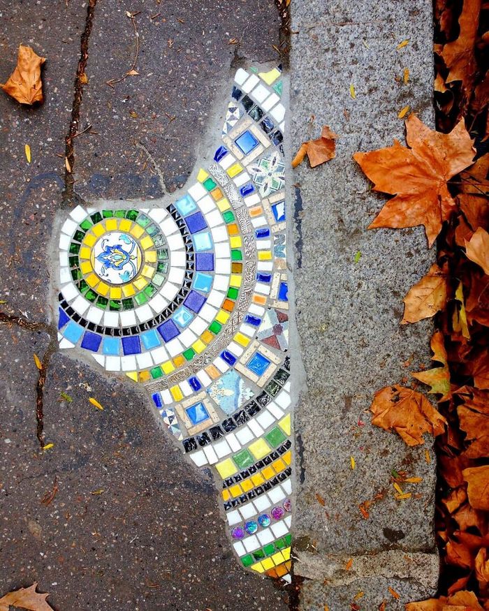 Artista conserta calçadas, buracos e edifícios rachados usando mosaicos vibrantes (30 fotos) 25