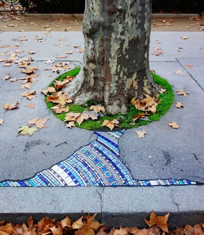 Artista conserta calçadas, buracos e edifícios rachados usando mosaicos vibrantes (30 fotos) 29