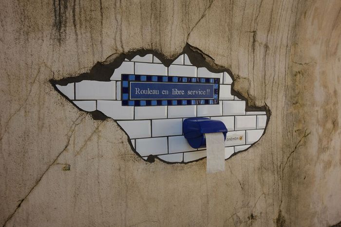 Artista conserta calçadas, buracos e edifícios rachados usando mosaicos vibrantes (30 fotos) 30