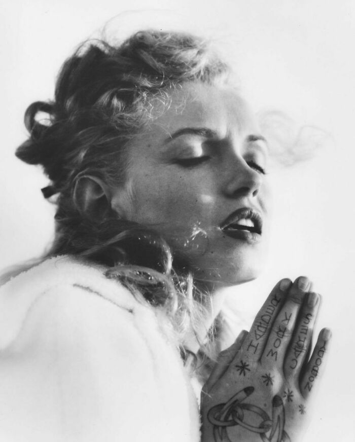 Qual seria a aparência de 48 celebridades se tivessem tatuagens legais 16