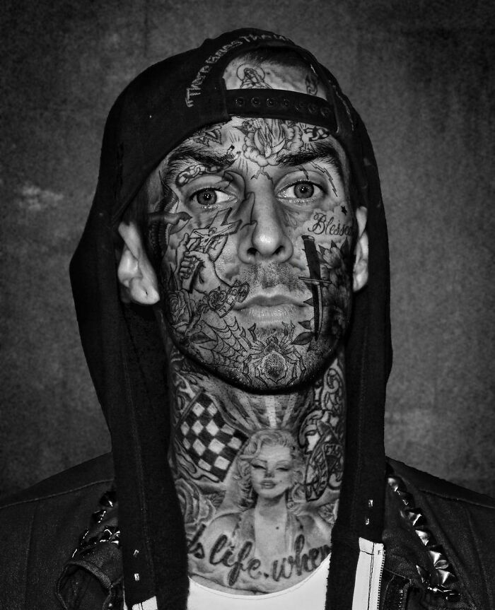 Qual seria a aparência de 48 celebridades se tivessem tatuagens legais 19