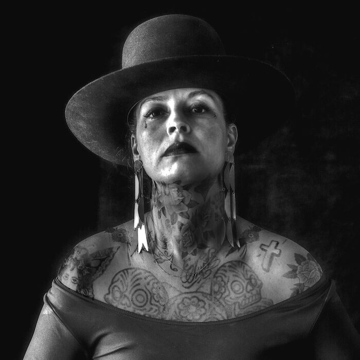 Qual seria a aparência de 48 celebridades se tivessem tatuagens legais 22