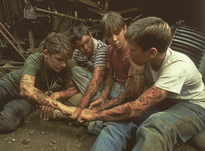 Qual seria a aparência de 48 celebridades se tivessem tatuagens legais 29