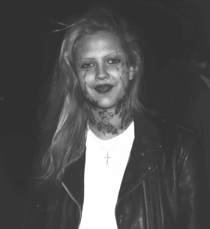 Qual seria a aparência de 48 celebridades se tivessem tatuagens legais 31