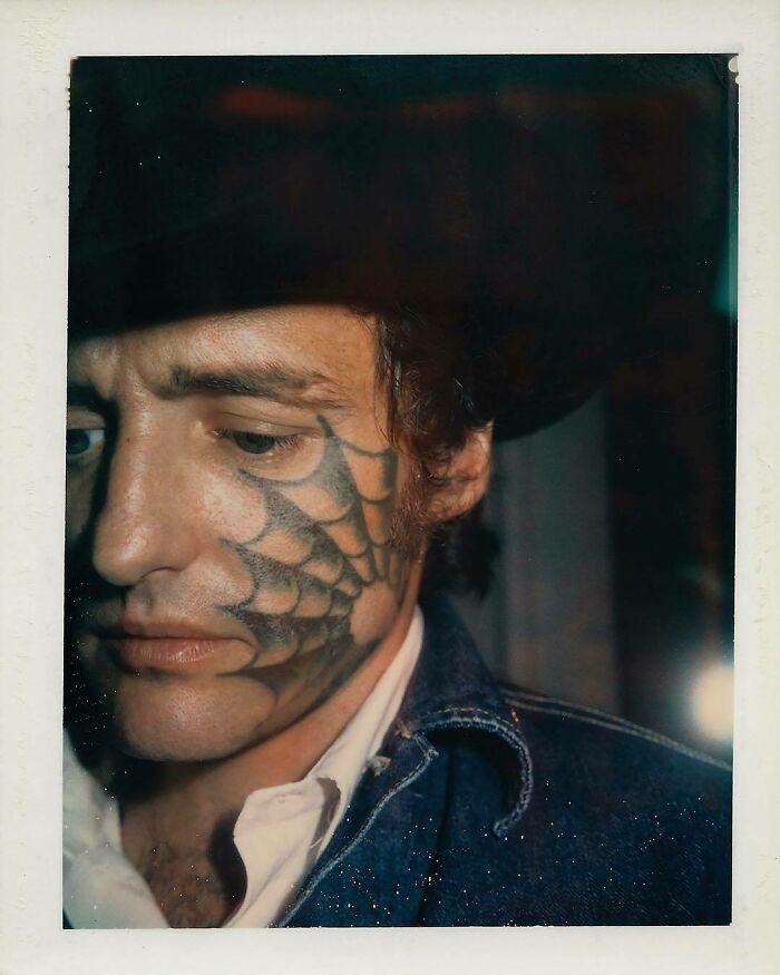 Qual seria a aparência de 48 celebridades se tivessem tatuagens legais 35