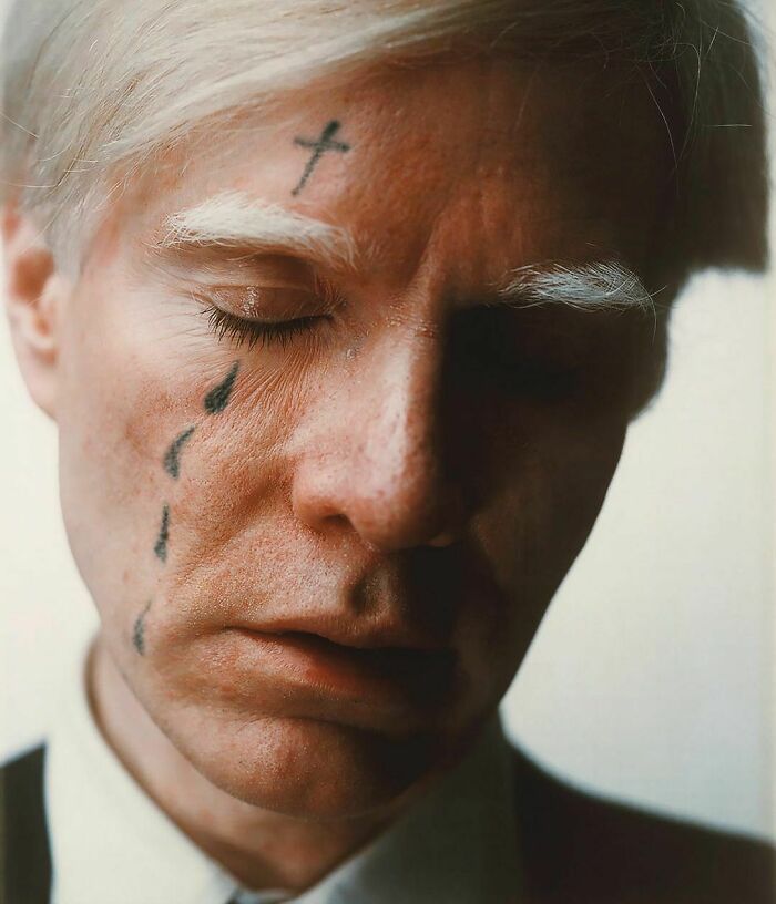 Qual seria a aparência de 48 celebridades se tivessem tatuagens legais 36