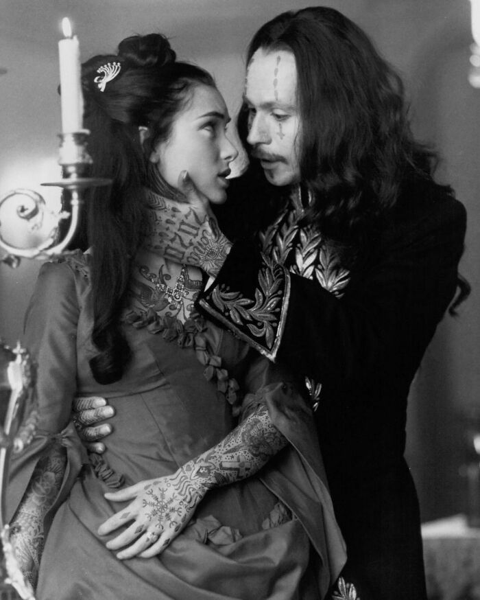 Qual seria a aparência de 48 celebridades se tivessem tatuagens legais 42