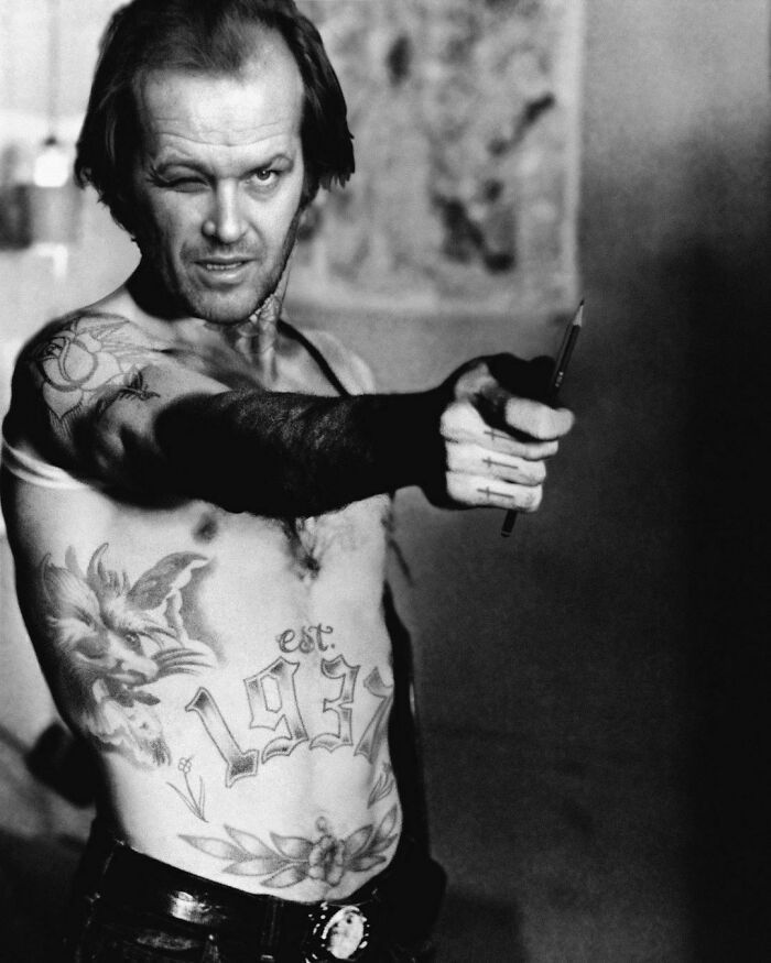 Qual seria a aparência de 48 celebridades se tivessem tatuagens legais 46