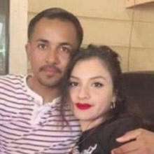 Homem tirando foto com a conquista