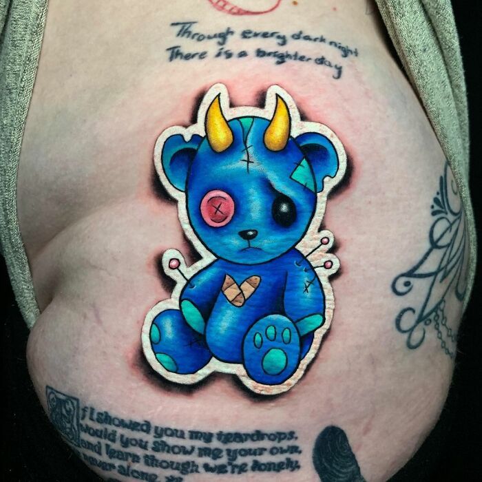 Tatuador cria tatuagens em adesivos que parecem reais (54 fotos) 29