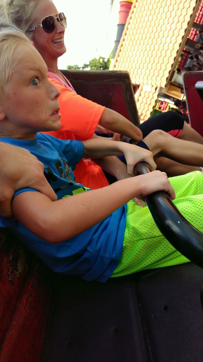 45 fotos hilárias de pessoas que se divertiram além da conta na montanha-russa 8