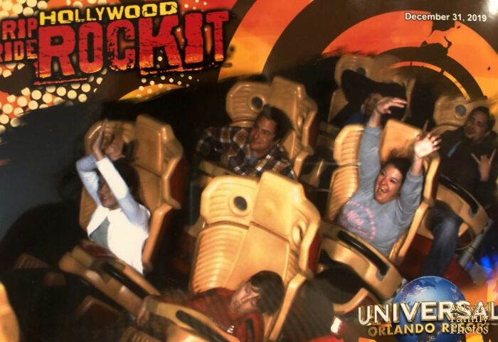 45 fotos hilárias de pessoas que se divertiram além da conta na montanha-russa 22