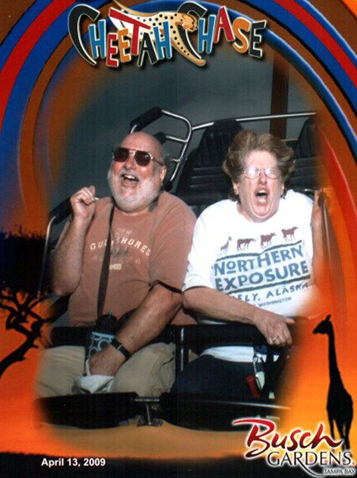 45 fotos hilárias de pessoas que se divertiram além da conta na montanha-russa 41