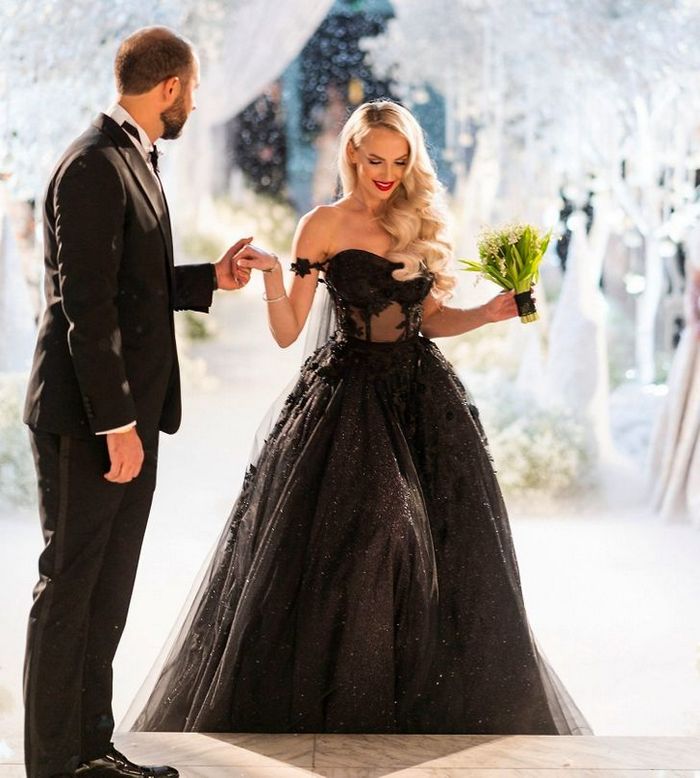 12 noivas que não quiseram saber dos tradicionais vestidos brancos 4