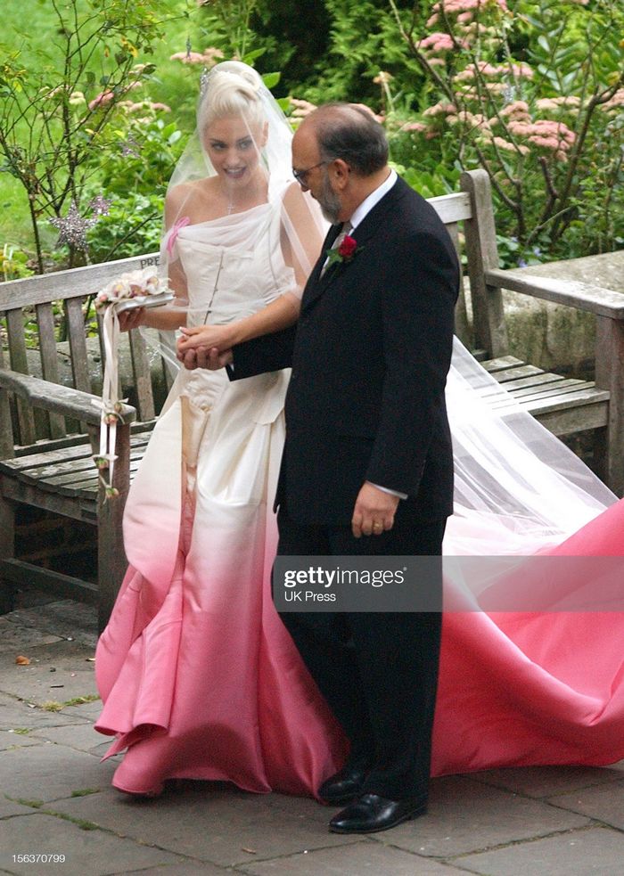 12 noivas que não quiseram saber dos tradicionais vestidos brancos 16