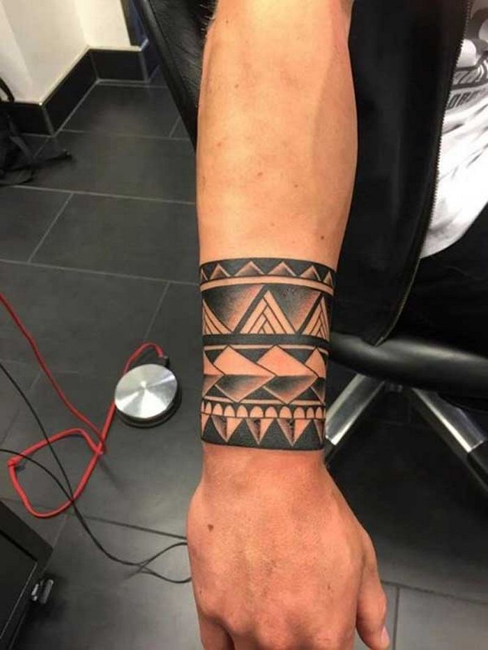 32 ideias de tatuagens de braceletes 8