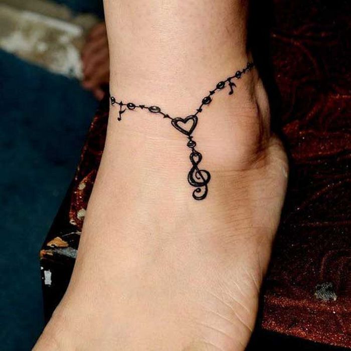 32 ideias de tatuagens de braceletes 18