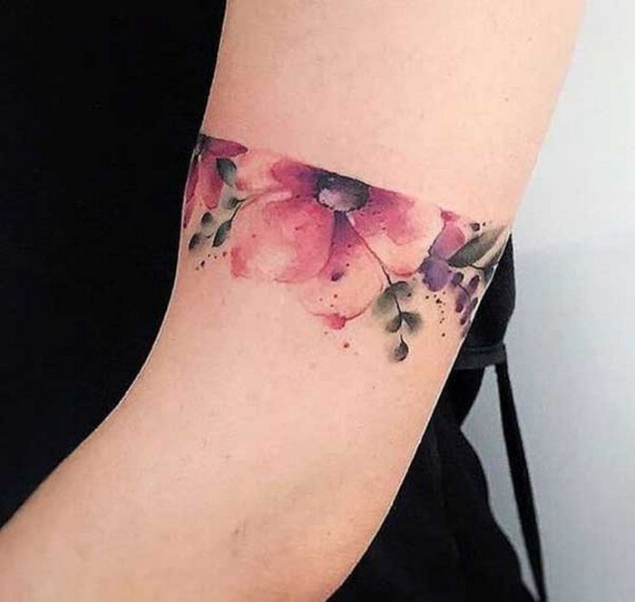 32 ideias de tatuagens de braceletes 28