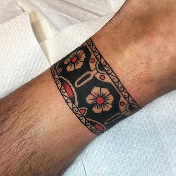 32 ideias de tatuagens de braceletes 29