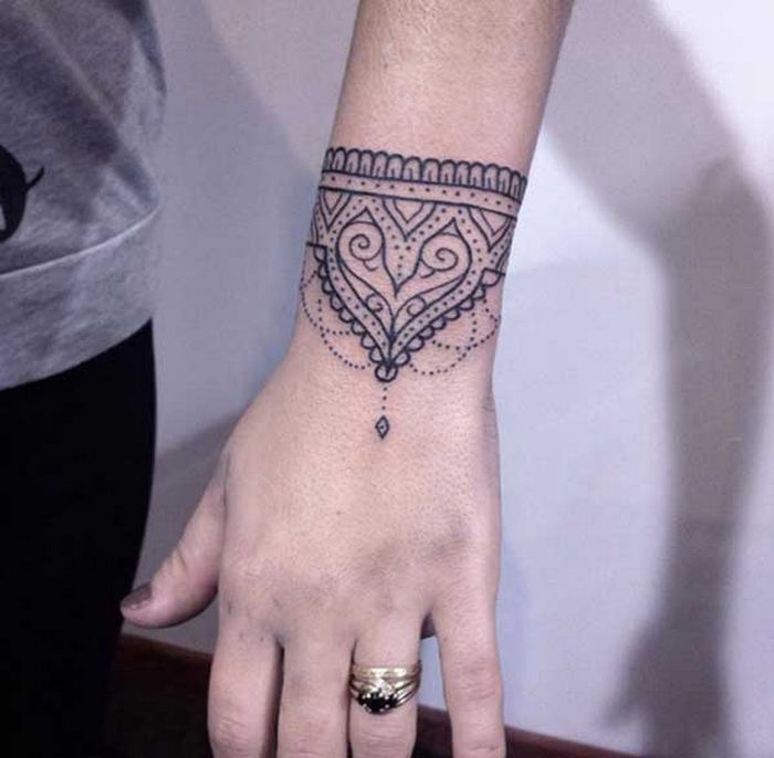 32 ideias de tatuagens de braceletes 32