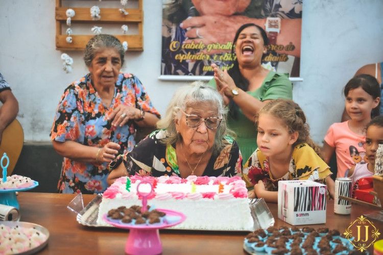 Idosa de 102 anos vira influencer após viralizar por entregar currículo 2