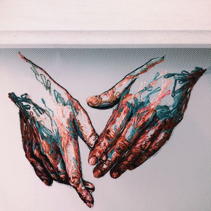 Costuro fios coloridos em tule para criar um efeito 3D na minha arte (38 fotos) 1