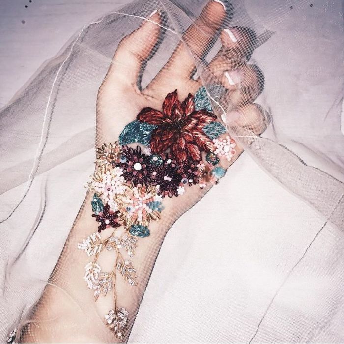 Costuro fios coloridos em tule para criar um efeito 3D na minha arte (38 fotos) 7