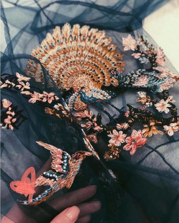 Costuro fios coloridos em tule para criar um efeito 3D na minha arte (38 fotos) 14