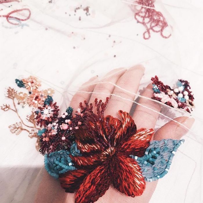 Costuro fios coloridos em tule para criar um efeito 3D na minha arte (38 fotos) 25