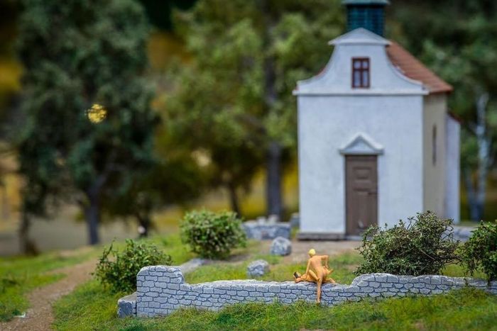 Eu uso objetos cotidianos para criar mini mundos peculiares (30 fotos) 21