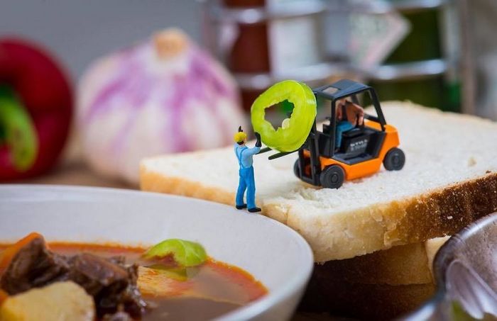 Eu uso objetos cotidianos para criar mini mundos peculiares (30 fotos) 13