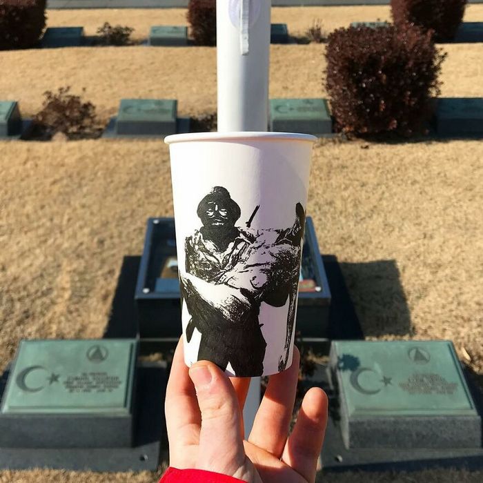 40 ilustrações que este artista desenhou em copos de papel enquanto viajava pelo mundo 23