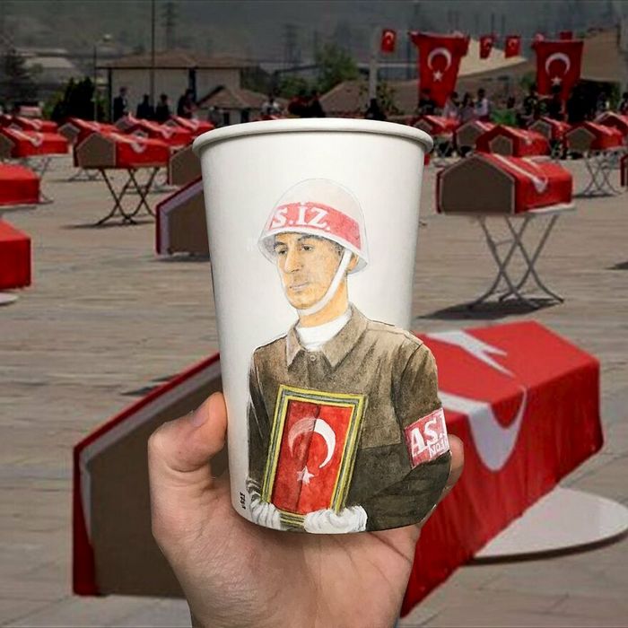 40 ilustrações que este artista desenhou em copos de papel enquanto viajava pelo mundo 27