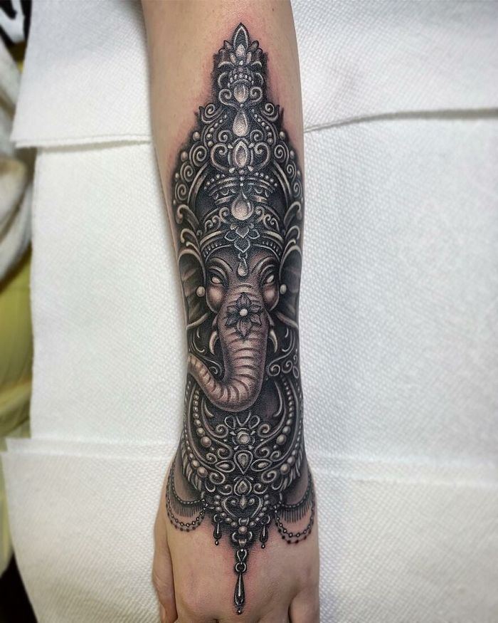 42 tatuagens de joias incrivelmente detalhadas feitas pelo mestra da tinta das celebridades 5