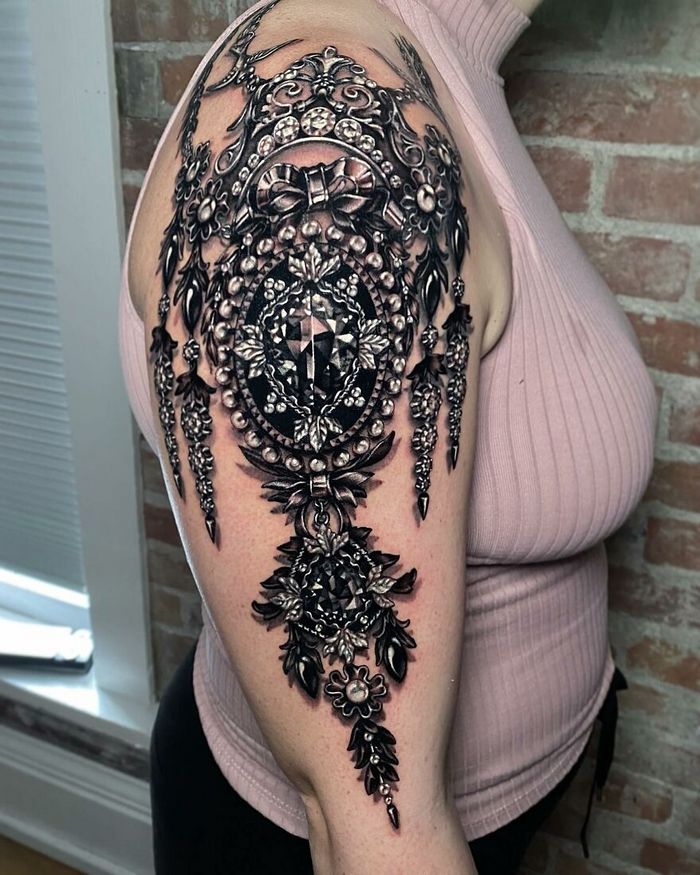 42 tatuagens de joias incrivelmente detalhadas feitas pelo mestra da tinta das celebridades 42