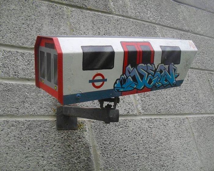 Artista torna as ruas divertidas ao criar grafites que interagem com o ambiente (46 fotos) 5