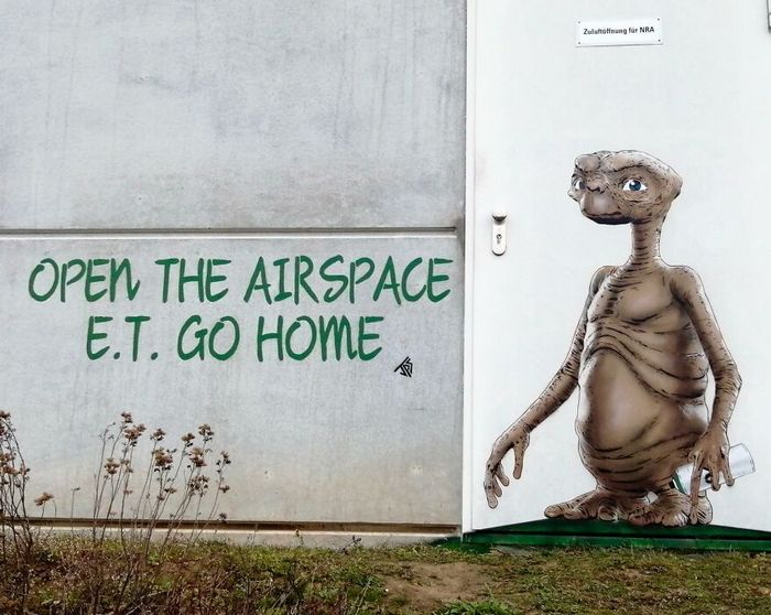 Artista torna as ruas divertidas ao criar grafites que interagem com o ambiente (46 fotos) 30