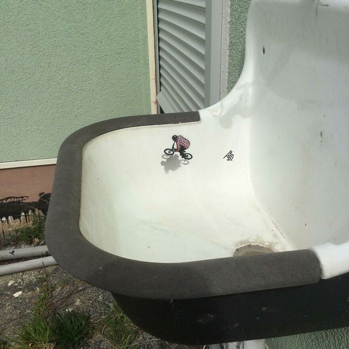 Artista torna as ruas divertidas ao criar grafites que interagem com o ambiente (46 fotos) 32