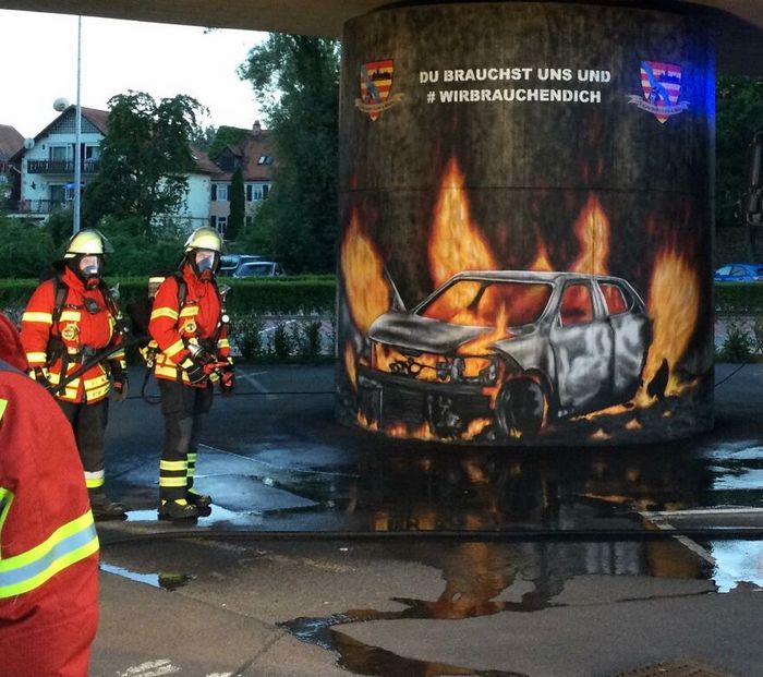 Artista torna as ruas divertidas ao criar grafites que interagem com o ambiente (46 fotos) 39