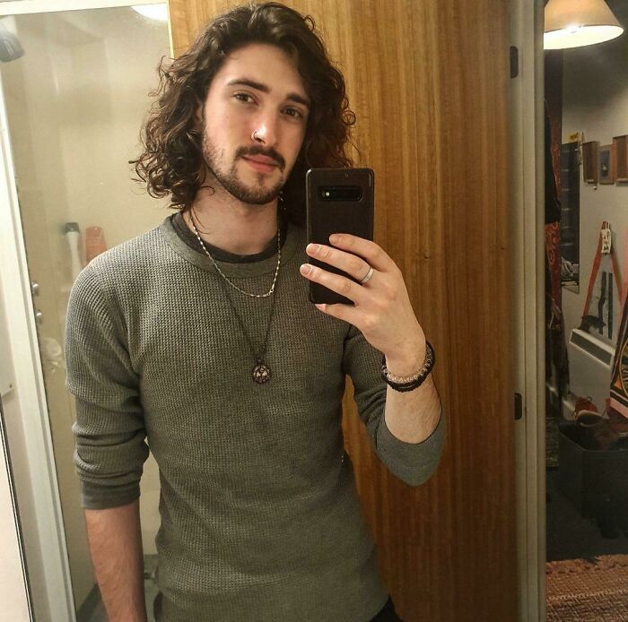 35 homens que deixaram o cabelo crescer e ficaram incríveis 10