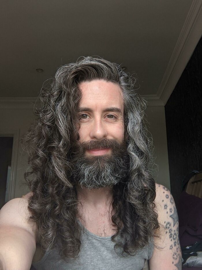 35 homens que deixaram o cabelo crescer e ficaram incríveis 22