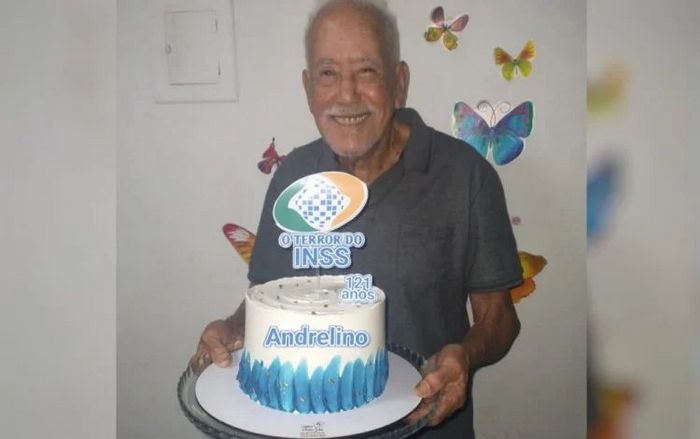 Idoso completa 121 anos e família brinca com bolo temático 3