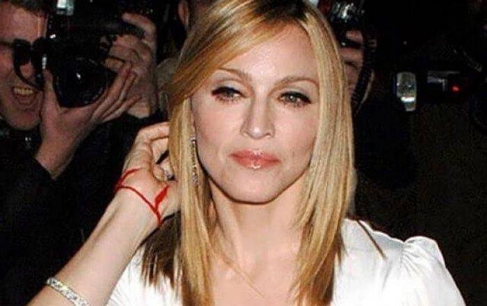 O que significa um fio vermelho amarrado no pulso? revelamos todos os segredos deste amuleto 1