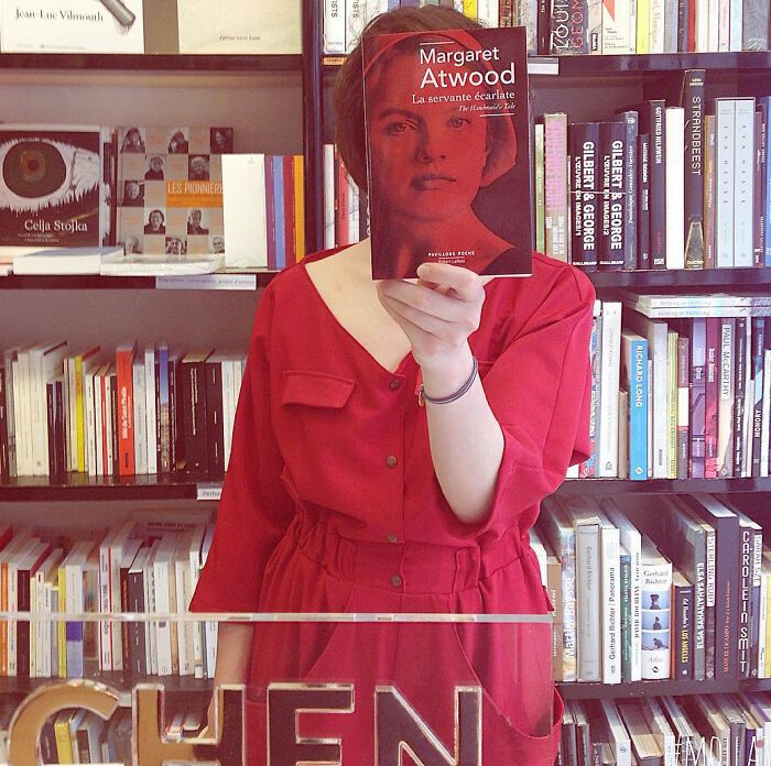 46 pessoas misturam vida com arte usando capas de livros 2