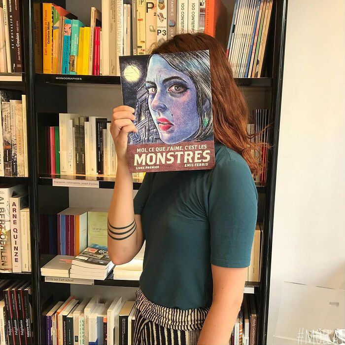 46 pessoas misturam vida com arte usando capas de livros 5